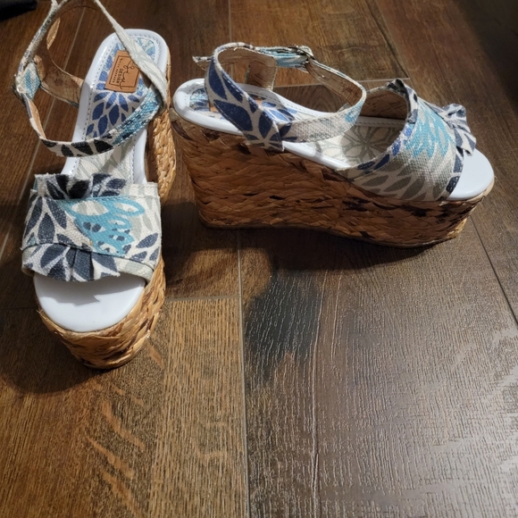 Platform Wedge Sandles - Picture 2 of 12